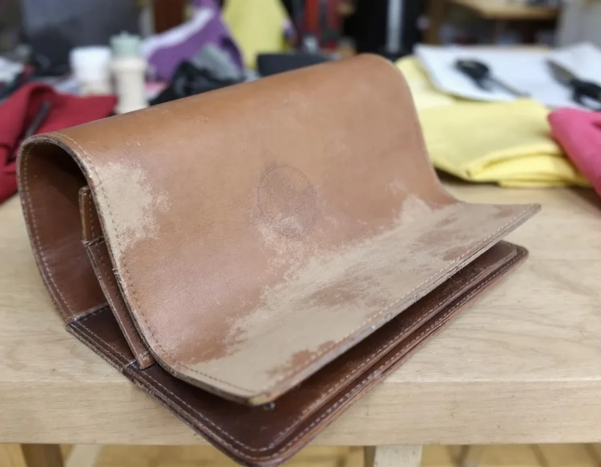 Développer un service de réparation pour sacs bandoulière en cuir